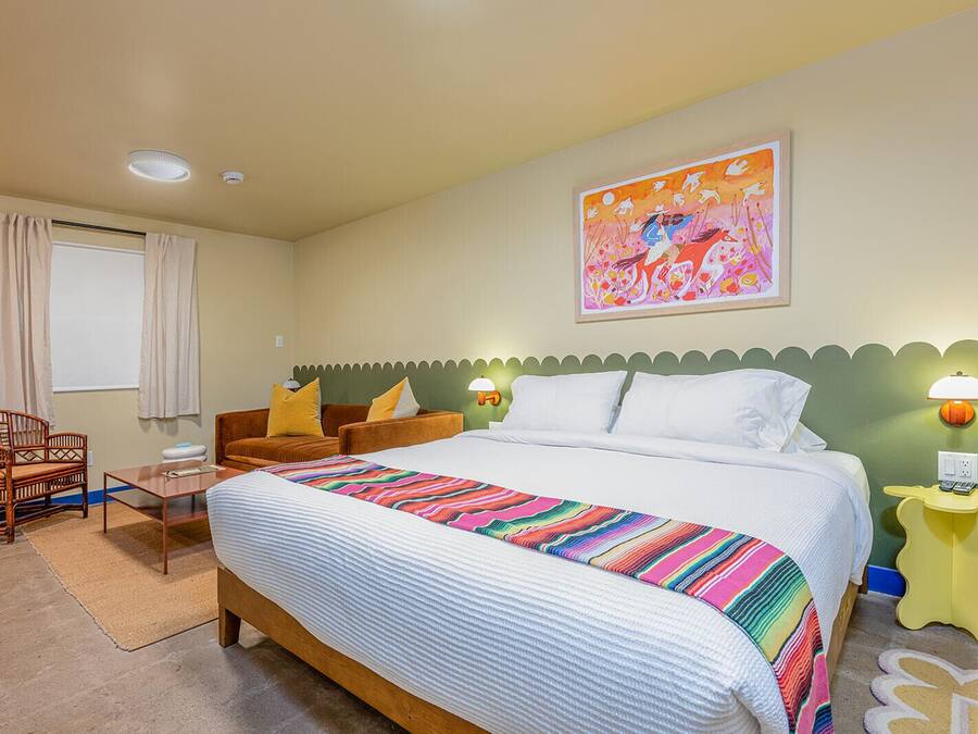 King Kitchenette + Pull Out Sofa NO PETS | BBQ/picnic area