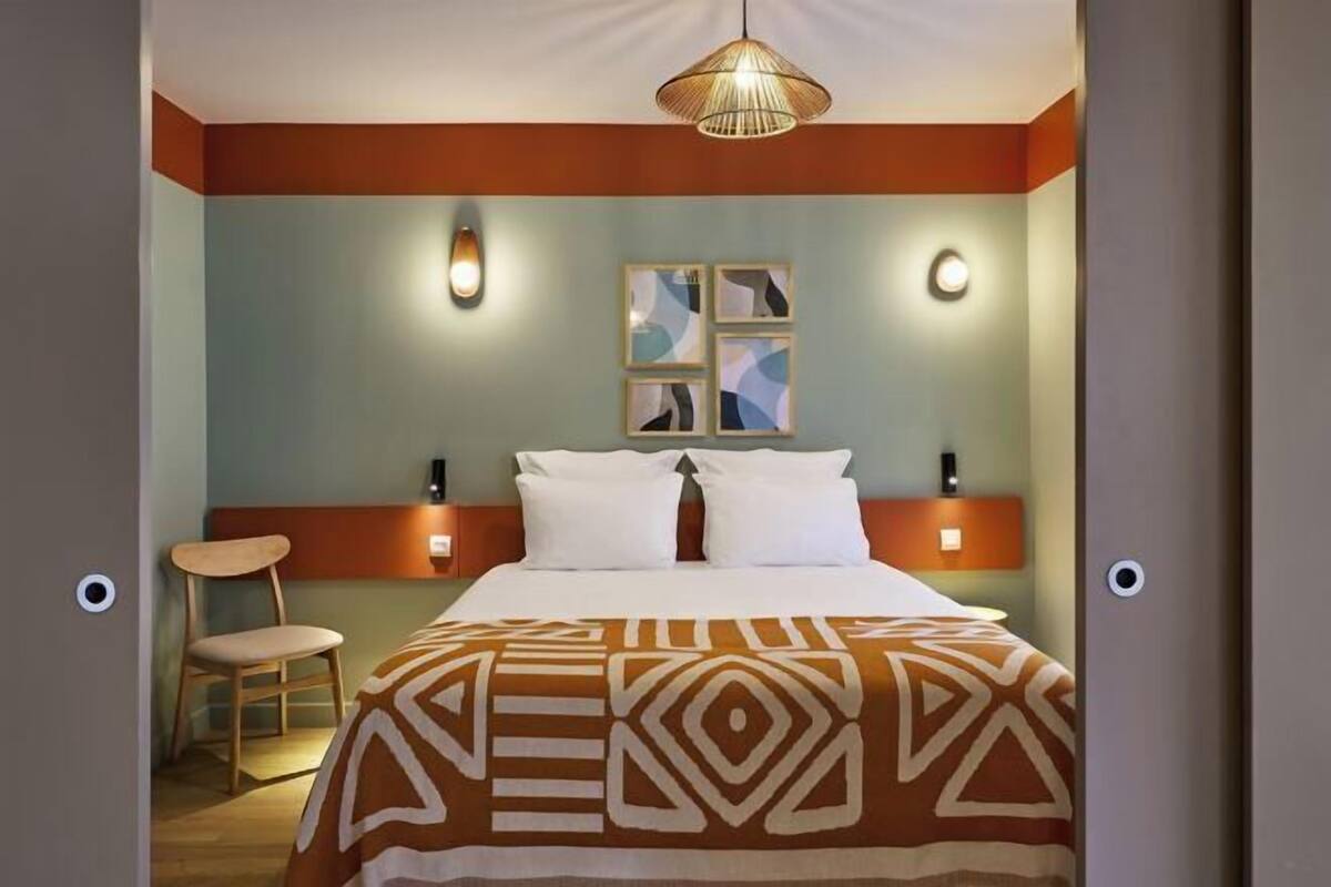 Ropa de cama de alta calidad y espacio para trabajar con laptop