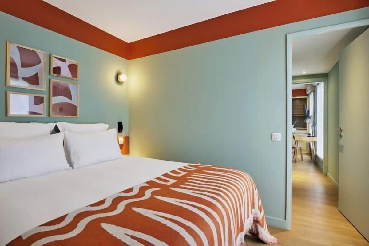 Premium bedding, laptop workspace, free cots/infant beds, free WiFi