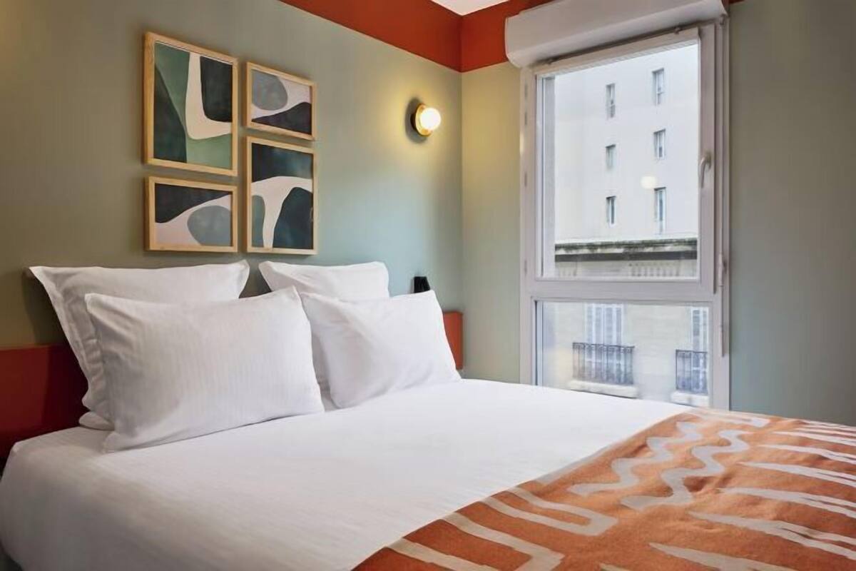 Ropa de cama de alta calidad y espacio para trabajar con laptop