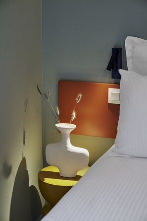 Premium bedding, laptop workspace, free cribs/infant beds, free WiFi