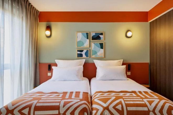 Premium bedding, laptop workspace, free cribs/infant beds, free WiFi