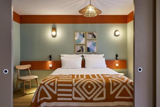 Premium bedding, laptop workspace, free cribs/infant beds, free WiFi
