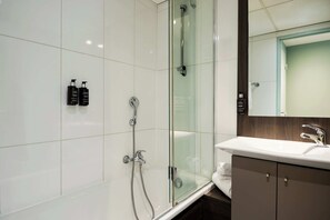 Hair dryer, towels, soap, shampoo - Hôtel LIGO by HappyCulture (Marseille)