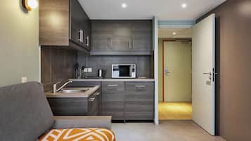 1 bedroom, premium bedding, laptop workspace, free cots/infant beds