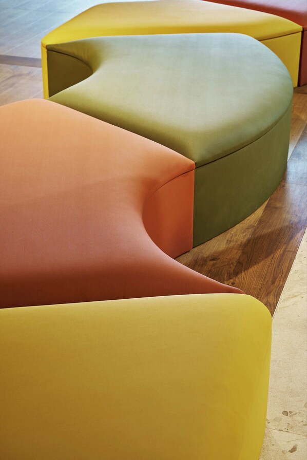A modern interior with uniquely shaped, colorful seating areas. - Hôtel LIGO by HappyCulture (Marseille)