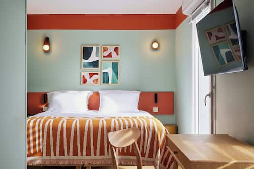 Habitación superior con 1 cama doble o 2 individuales, terraza | Ropa de cama de alta calidad y espacio para trabajar con un portátil