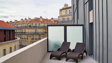 1 bedroom, premium bedding, laptop workspace, free cots/infant beds
