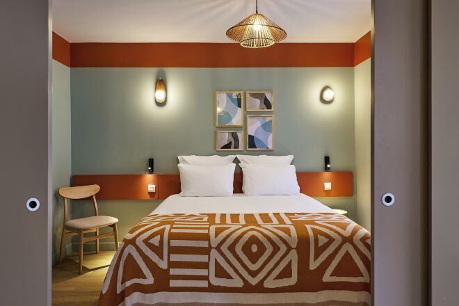 Premium bedding, laptop workspace, free cribs/infant beds, free WiFi