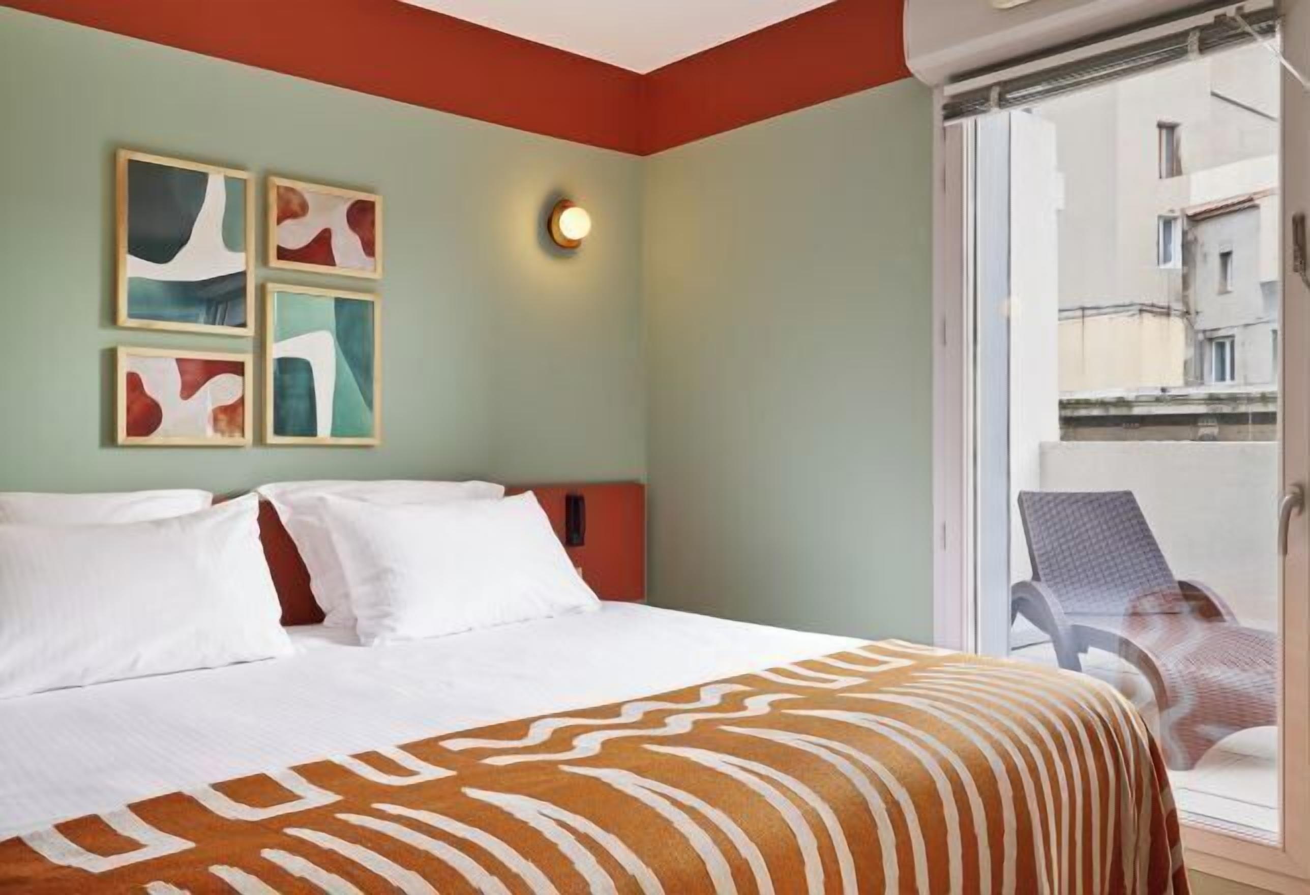 Premium bedding, laptop workspace, free cribs/infant beds, free WiFi