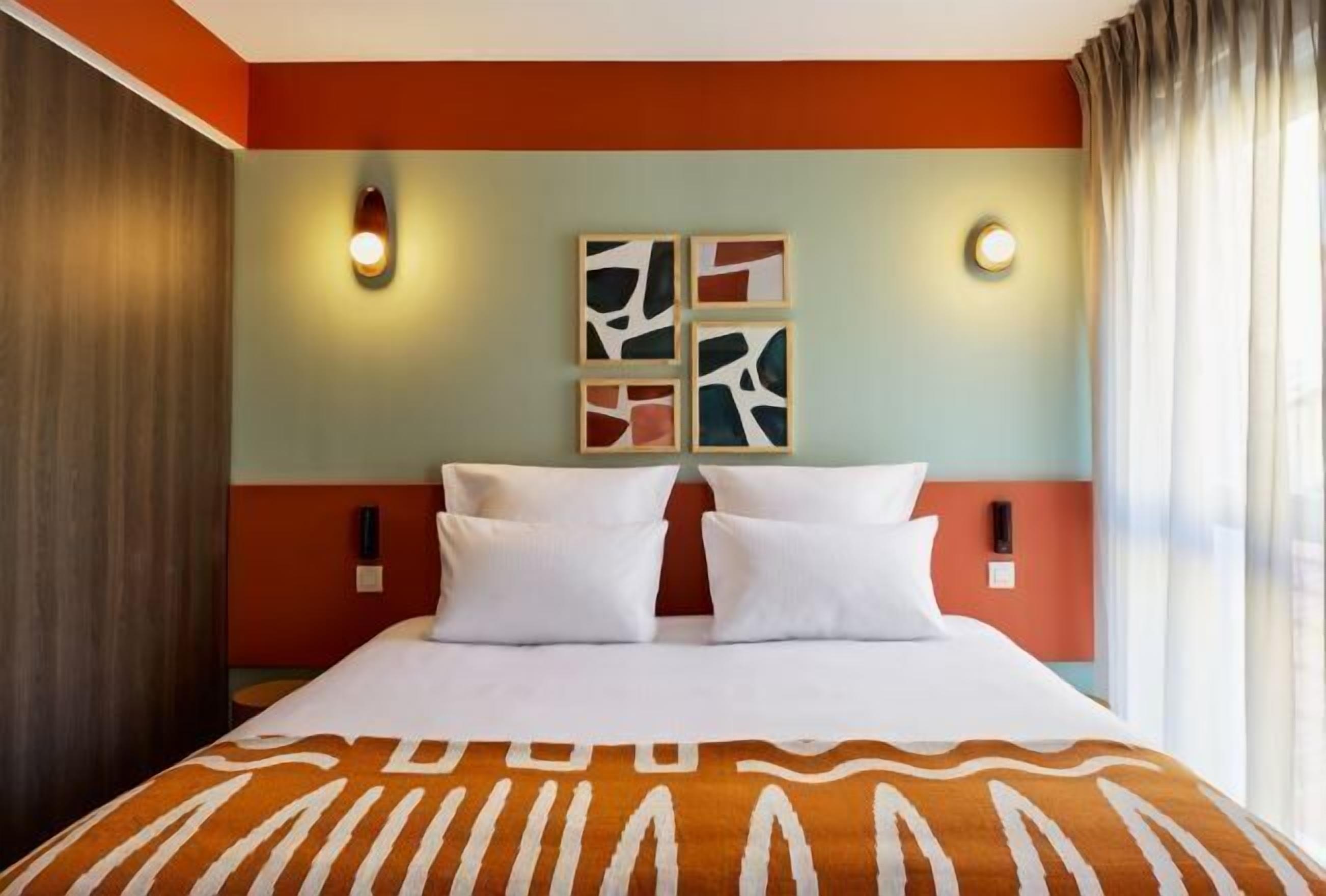 Premium bedding, laptop workspace, free cribs/infant beds, free WiFi