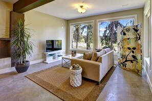 Estudio de lujo, vista a la montaña (Condor) | Sala de estar | Televisión de pantalla plana 