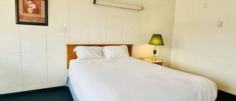 Standard Room, 1 Queen Bed | Desk, free WiFi, bed sheets