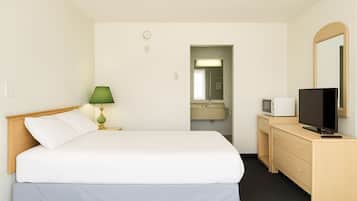 Economy Double Room, Smoking | Bathroom | Shower, towels, soap, shampoo