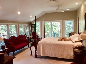 Premium bedding, memory foam beds, individually decorated - Good Place Farms B&B (Lexington)