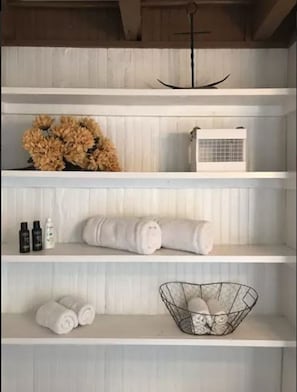 Bañera profunda, artículos de tocador de diseñador, secador de pelo