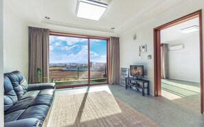 Habitación, 2 habitaciones, cocina | Área de sala de estar | Smart TV