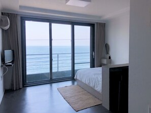 Tweepersoonskamer, uitzicht op zee | Luxe beddengoed, donsdekens, verduisterende gordijnen, gratis wifi