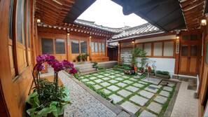 Courtyard - Sophia Guesthouse (Seoul)