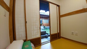Perinteinen japanilainen huone, jossa on liukuovet, jotka johtavat puutarhaan.