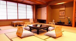 غرفة تقليدية - بحمام مشترك | ميني بار ومكتب وواي فاي مجانًا وتسهيلات لدخول الكراسي المتحركة