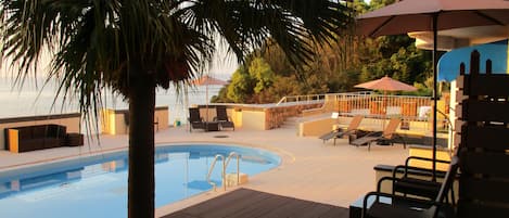 Utomhuspool med öppettider 09.00 till 22.00, och solstolar