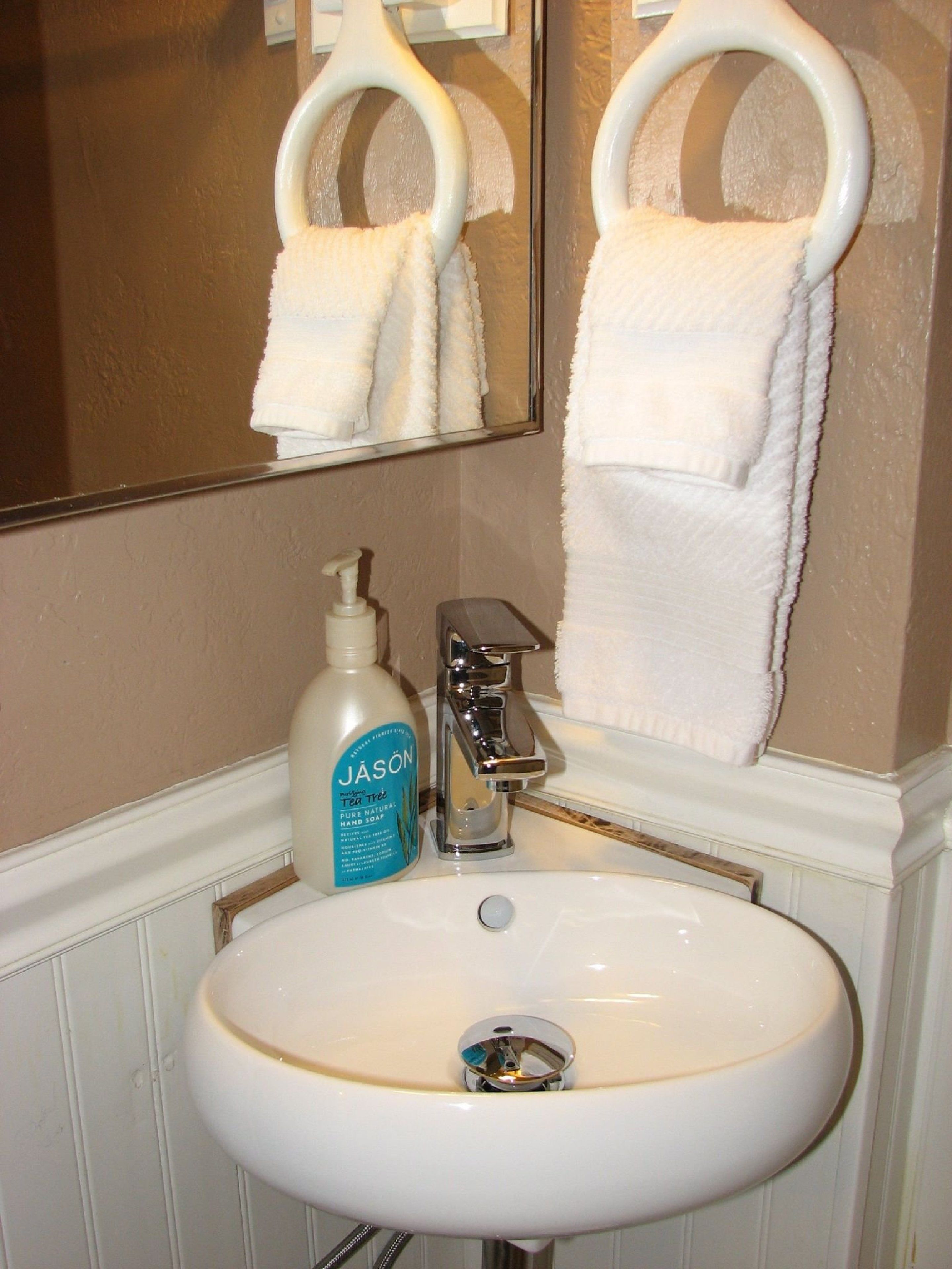 classic studio suite, 1 queen bed, fireplace | bathroom sink