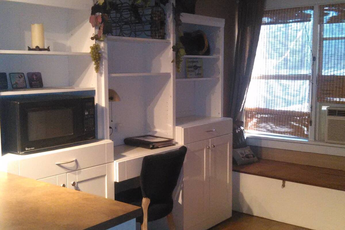 classic studio suite, 1 queen bed, fireplace | room amenity