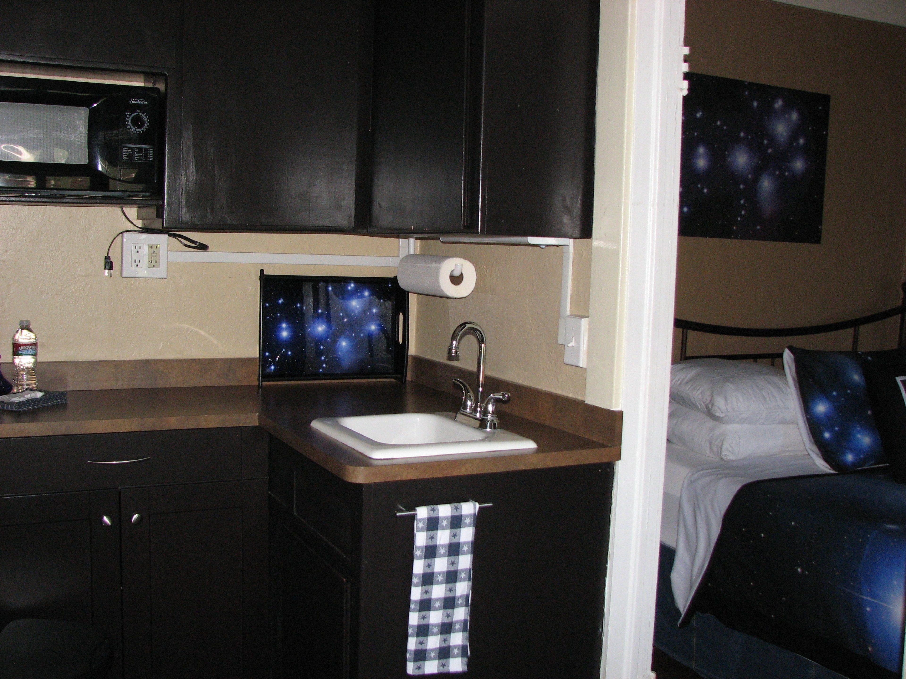 classic apartment, 1 bedroom, balcony, corner | private kitchen | fridge, microwave, coffee/tea maker