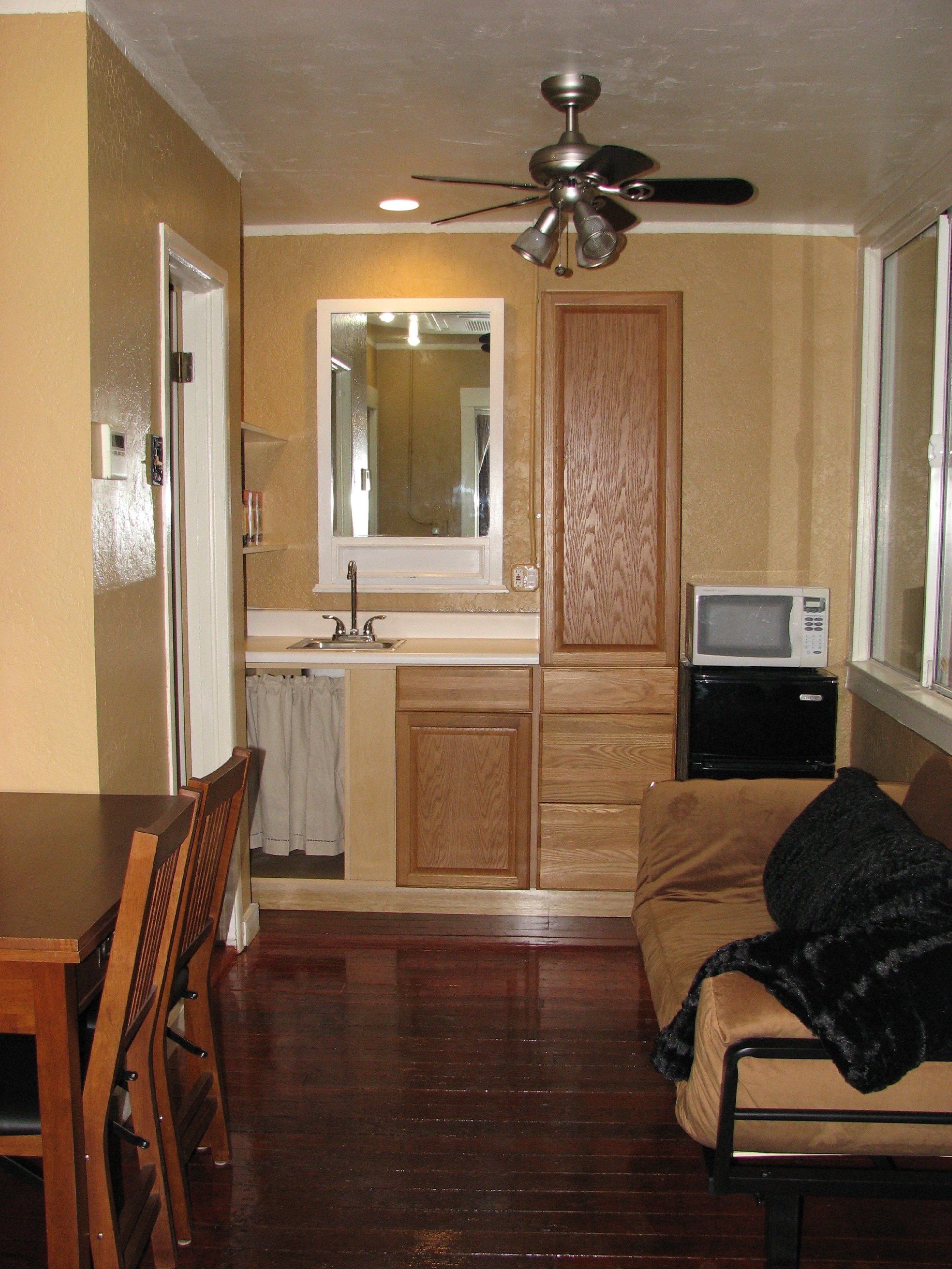 classic apartment, 2 bedrooms, 2 bathrooms, ground floor | private kitchenette | fridge, microwave, coffee/tea maker