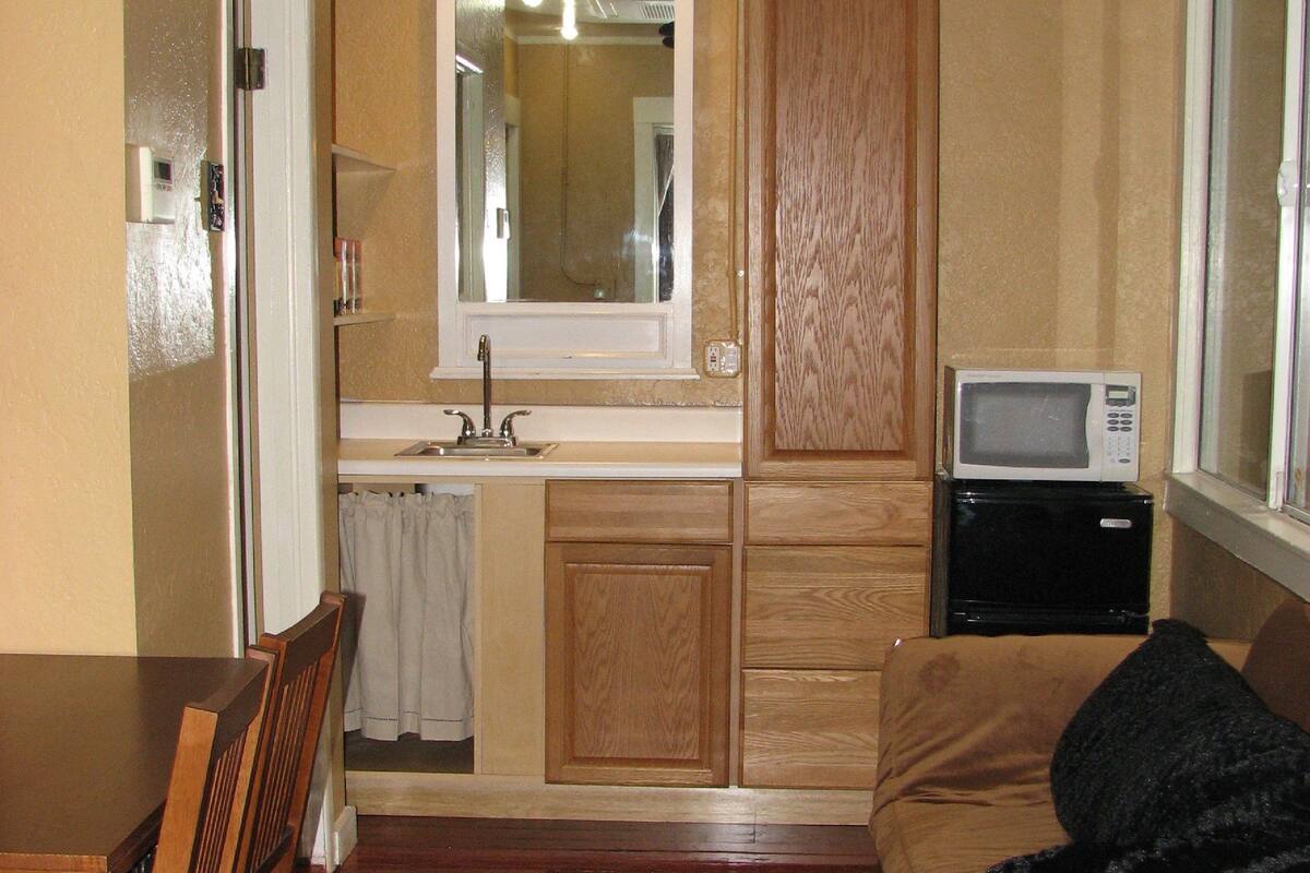 classic apartment, 2 bedrooms, 2 bathrooms, ground floor | private kitchenette | fridge, microwave, coffee/tea maker