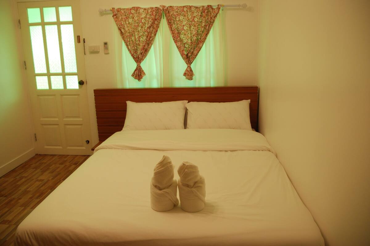 Classic Villa, 1 Double Bed, Non Smoking, Garden View | Desk, soundproofing, free WiFi