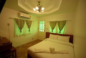 Classic Villa, 1 Double Bed, Non Smoking, Garden View | Desk, soundproofing, free WiFi