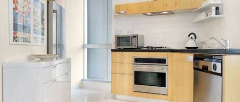 Departamento, 2 habitaciones | Cocina privada | Refrigerador con congelador, microondas, horno y parrilla de estufa