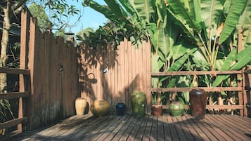 Piscine extérieure, chaises longues