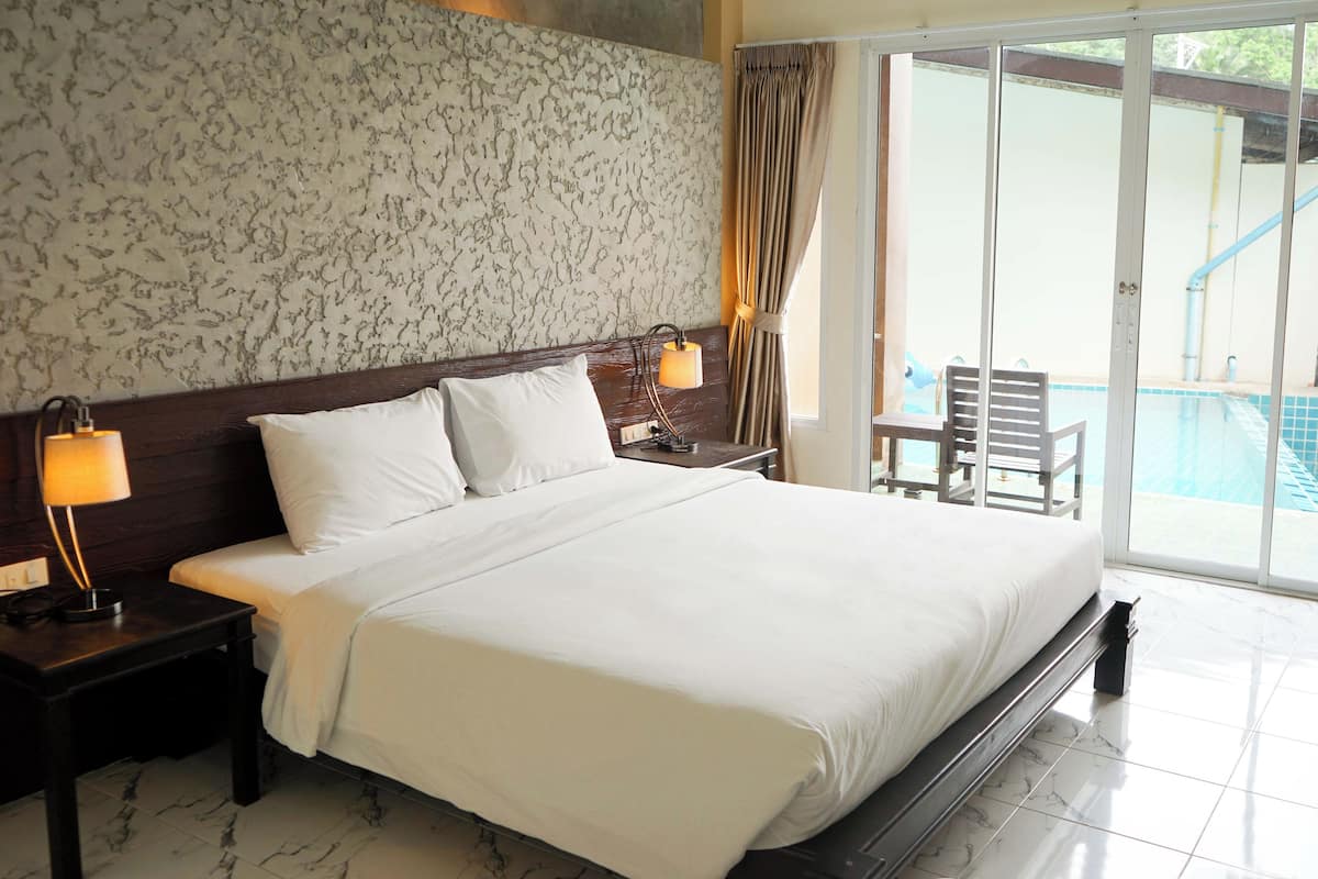 Deluxe Room (Pool Access)