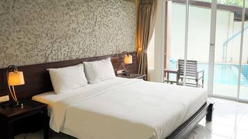 Deluxe Room (Pool Access) | In-room safe, desk, soundproofing, rollaway beds