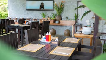 Breakfast, lunch, dinner served; Thai cuisine