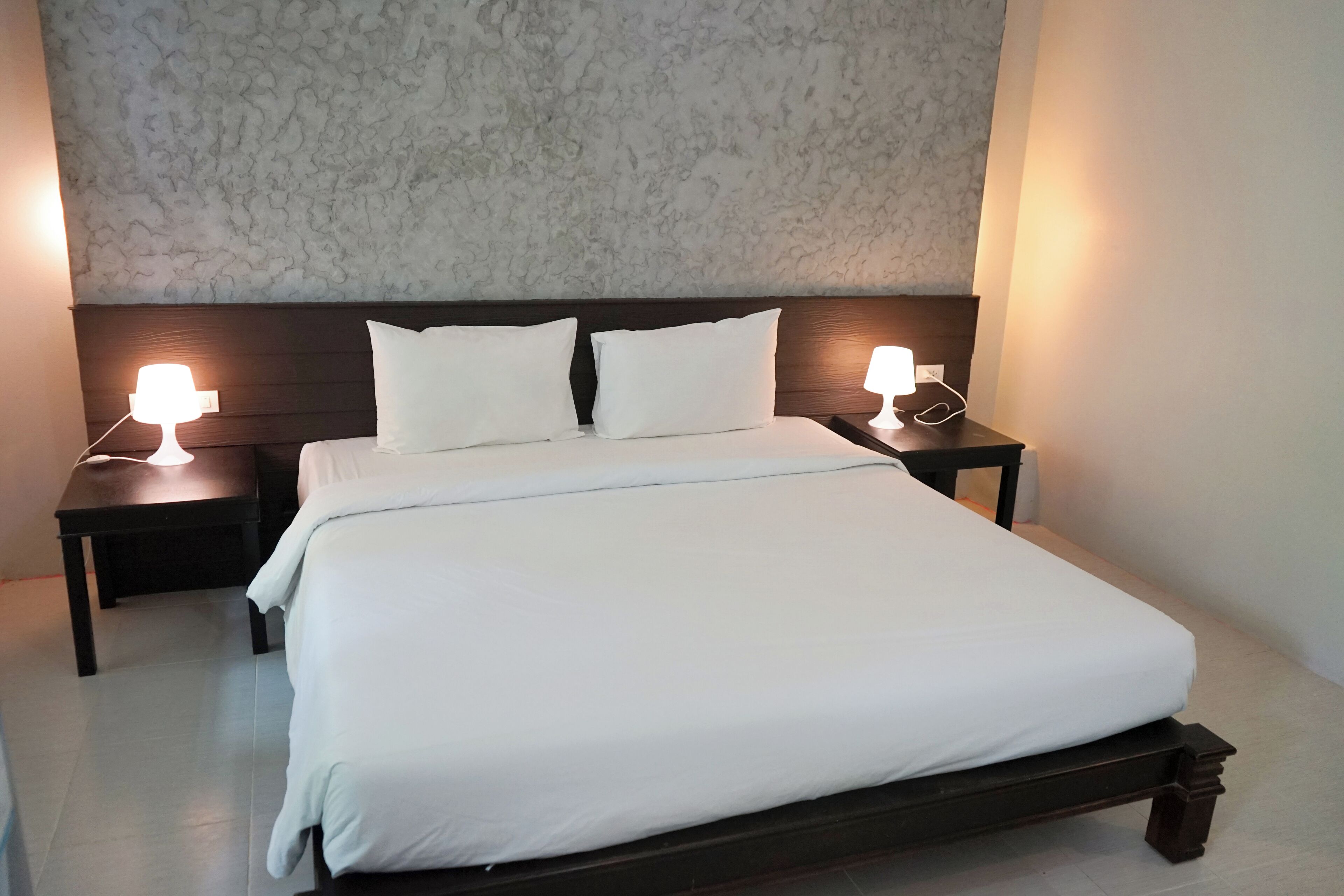 standard room | in-room safe, desk, soundproofing, rollaway beds