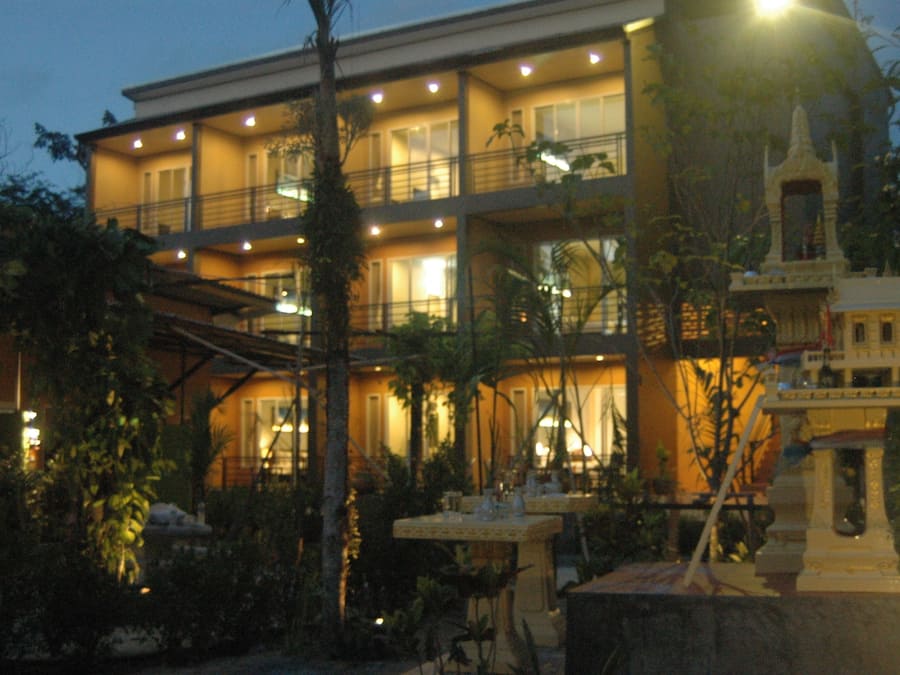 Fachada da propriedade à noite