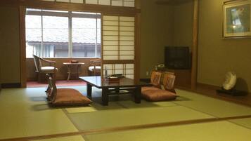 Minibar, caja de seguridad en la habitación y escritorio