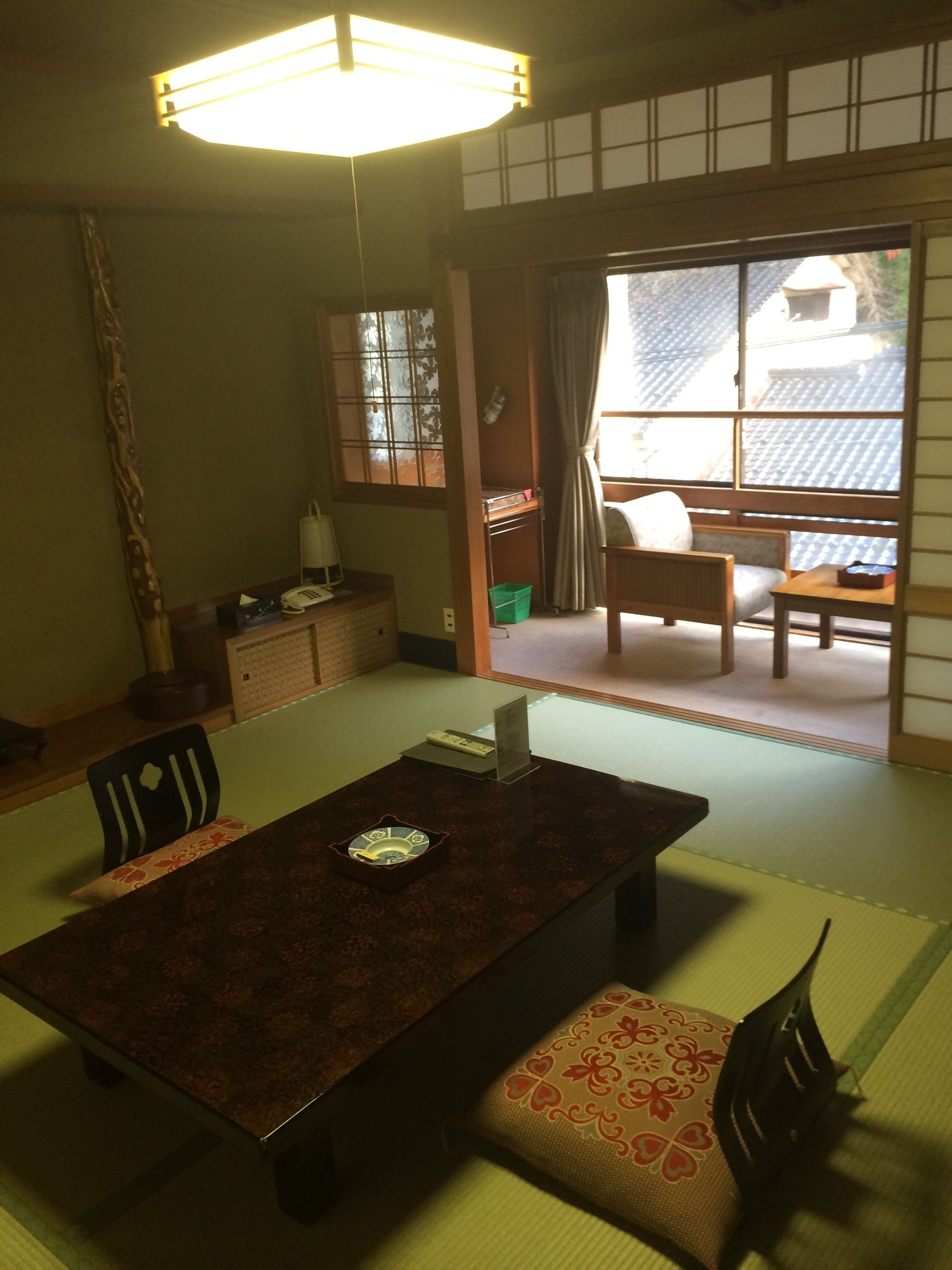Minibar, coffres-forts dans les chambres, bureau