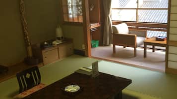 Minibar, coffres-forts dans les chambres, bureau