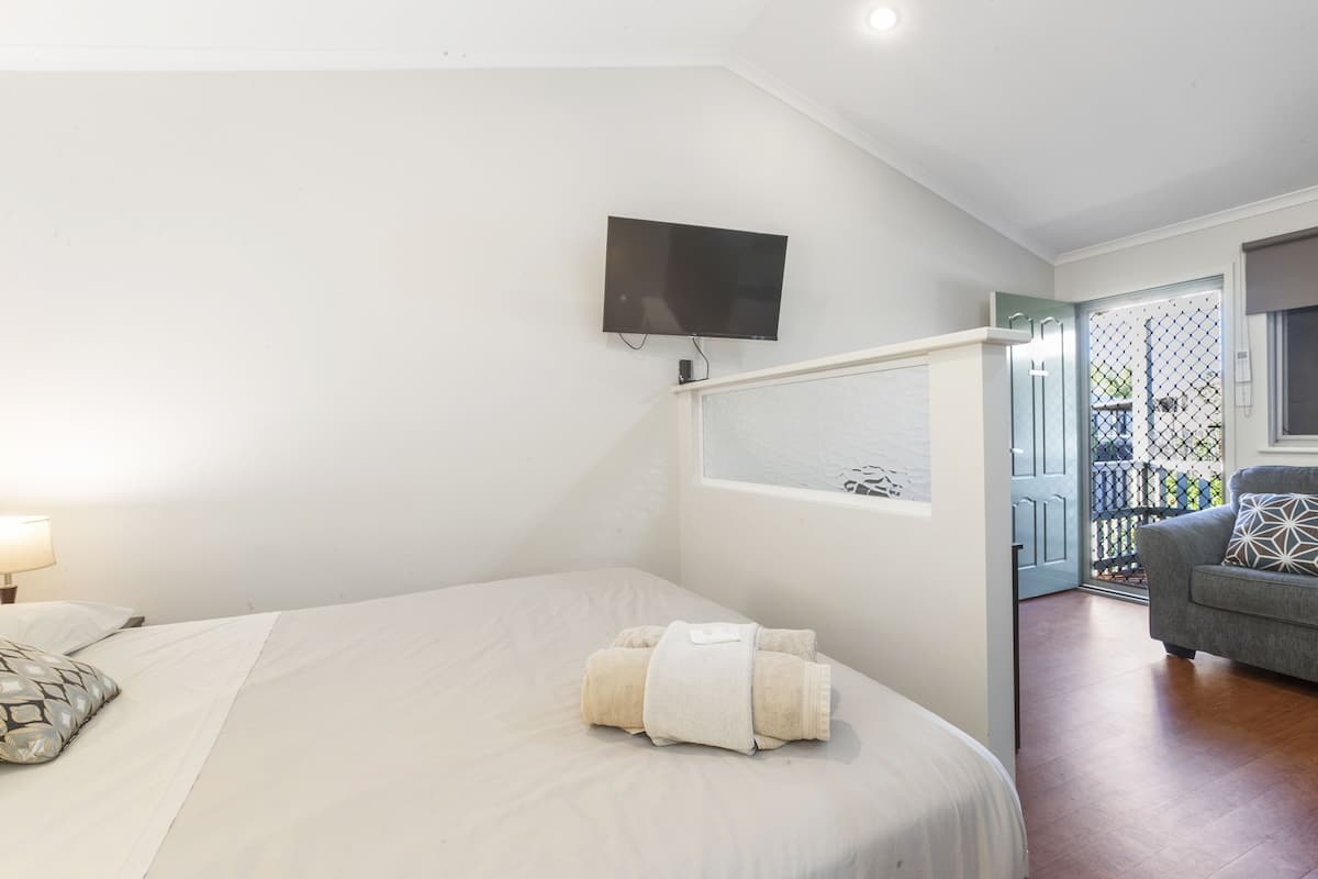 Desk, laptop workspace, iron/ironing board, free WiFi