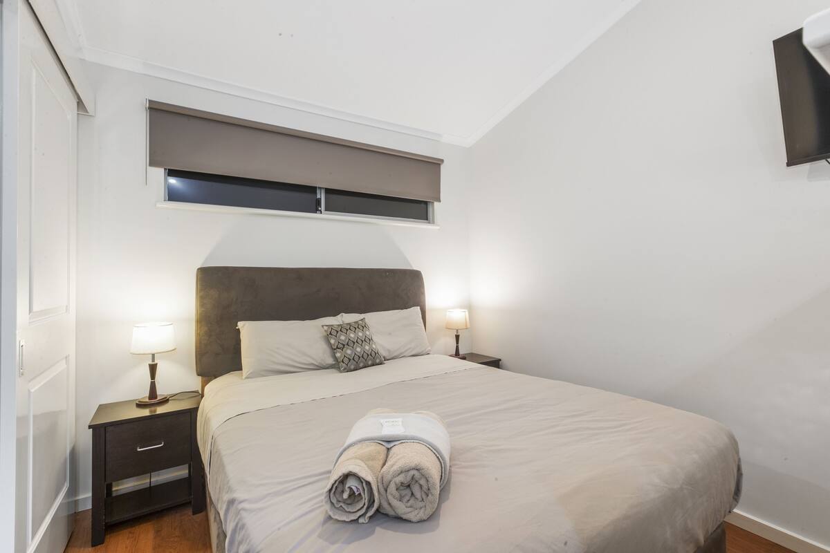 motel room | desk, laptop workspace, iron/ironing board, free wifi