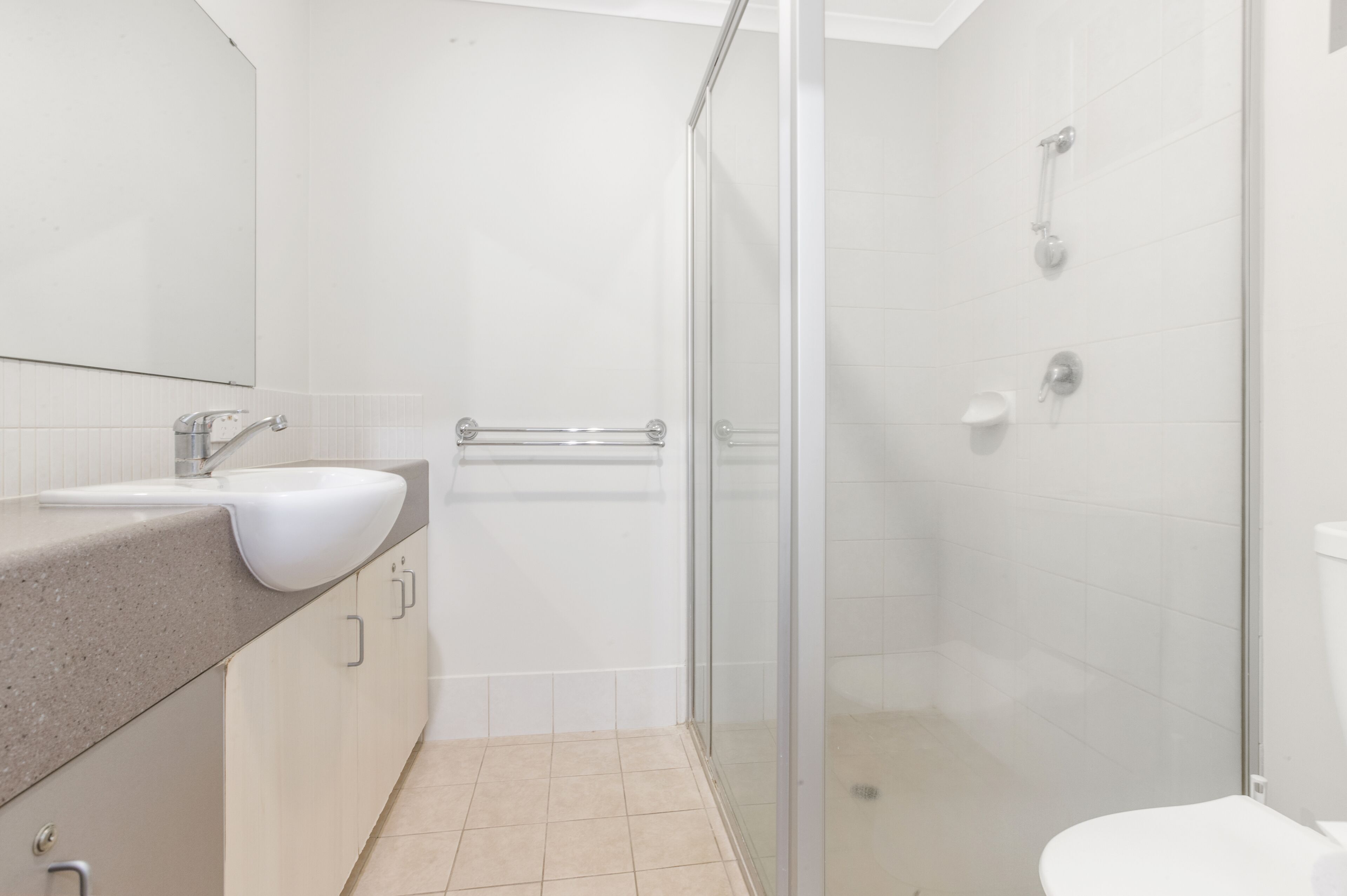 motel room | bathroom | shower, free toiletries, towels