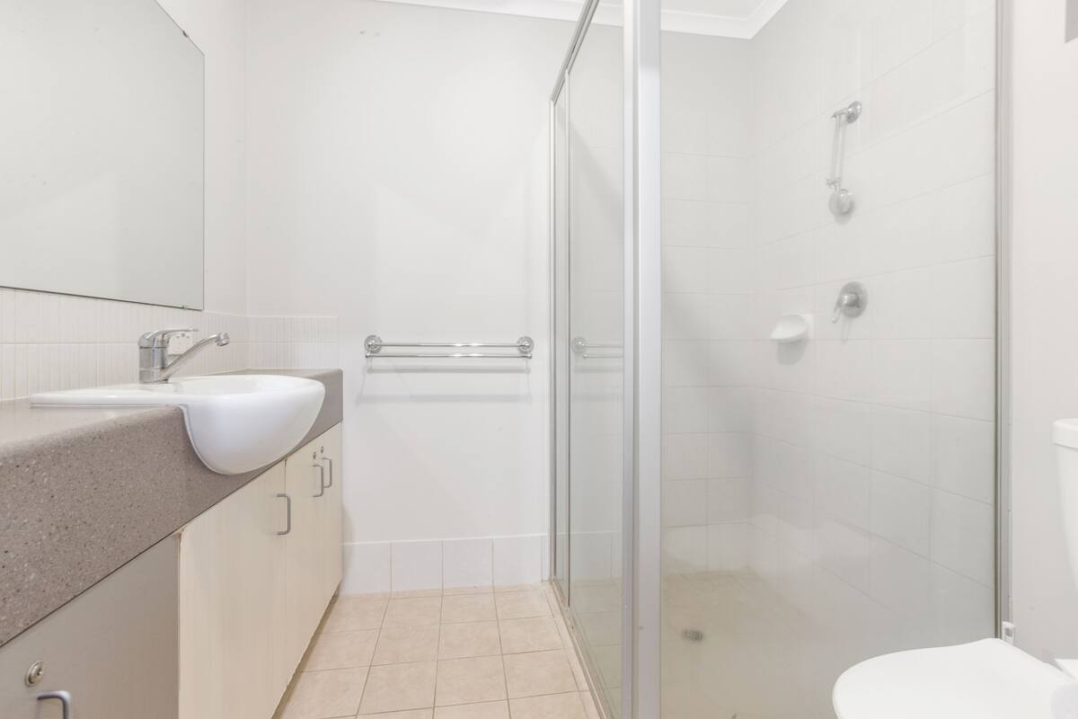 motel room | bathroom | shower, free toiletries, towels