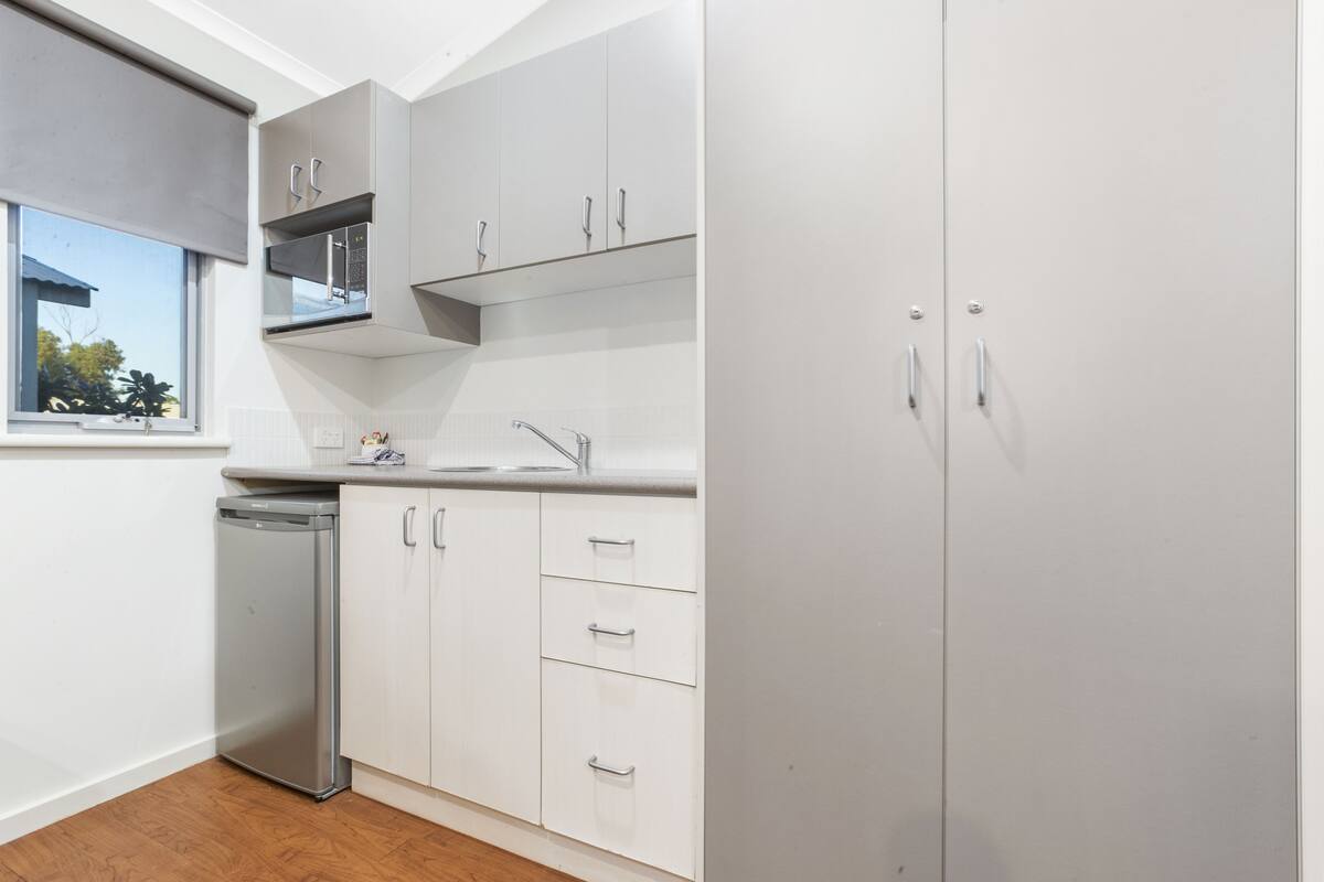motel room | private kitchen | mini-fridge, microwave, electric kettle