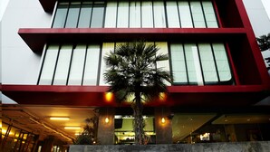 Un edificio moderno con un letrero que dice "Diamond Residence".