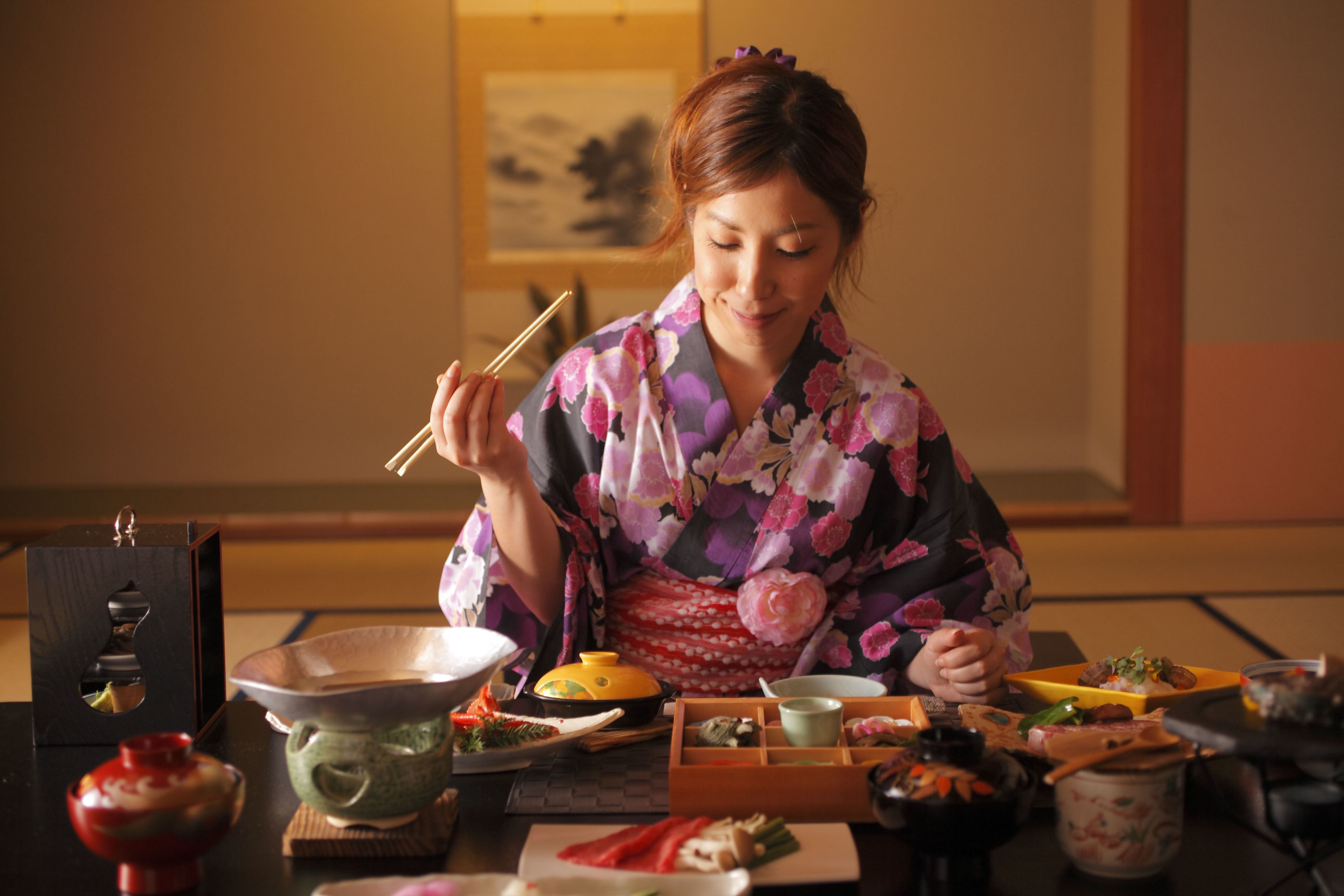 Un repas japonais traditionnel, composé de différents plats et servi avec divers ustensiles.